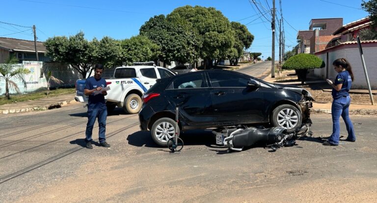 Motociclista sofre fratura na perna e criança escoriações em acidente de trânsito