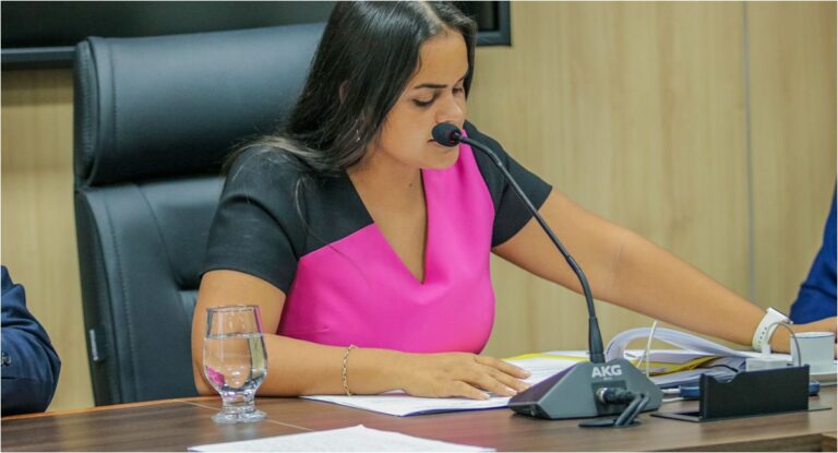 Dra. Taíssa protocola indicação para pavimentação asfáltica no distrito do Iata