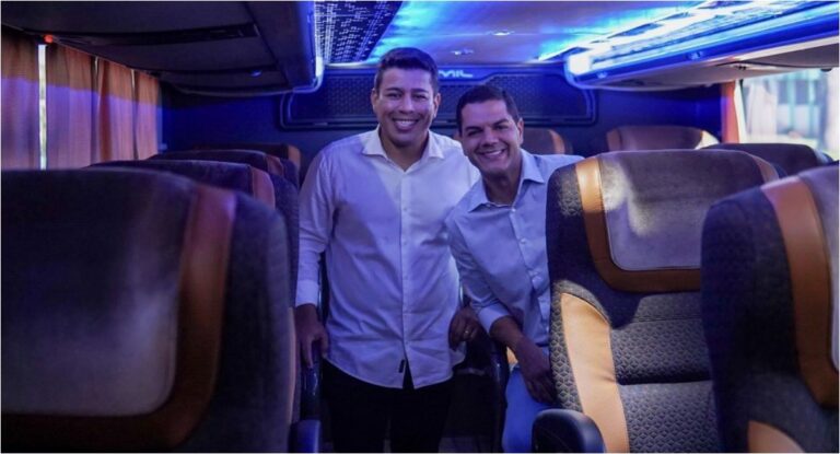 Deputado Cássio Gois entrega o primeiro ônibus do Brasil com super leitos para a saúde de Cacoal - News Rondônia