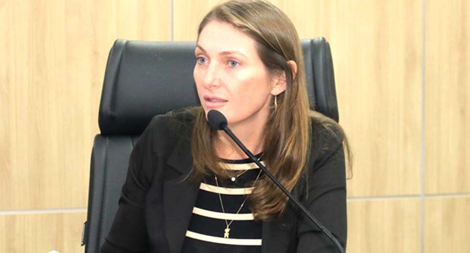 Deputada Gislaine Lebrinha solicita recapeamento asfáltico em São Miguel do Guaporé