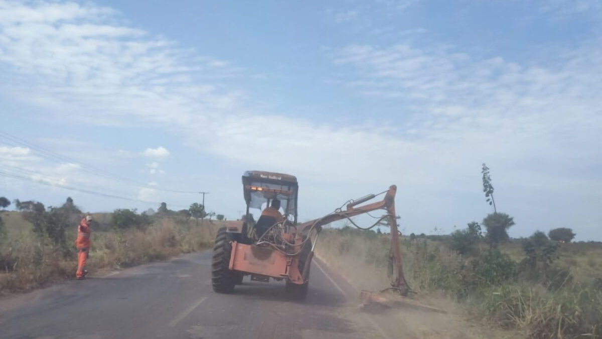 Roçagem às margens da RO-010 melhora visibilidade no trecho entre Rolim de Moura e Nova Estrela - News Rondônia