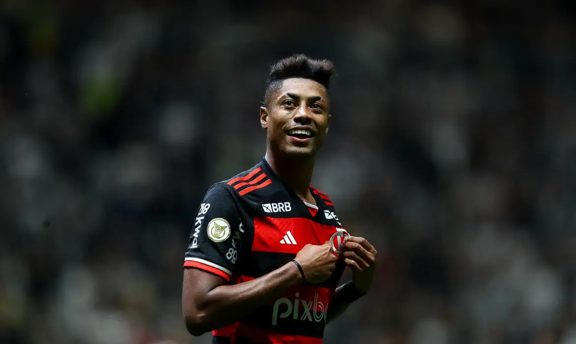Flamengo goleia Atlético-MG e segue na liderança do Brasileiro