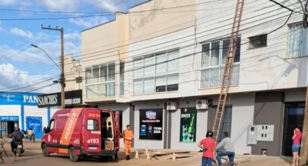 Pintor morre eletrocutado após tocar na rede de alta tensão enquanto trabalhava, em Vilhena