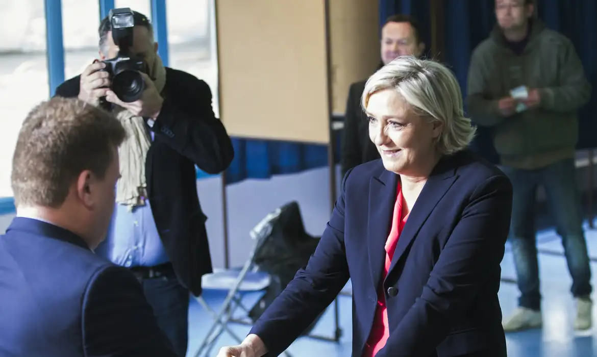 Campanha presidencial de Le Pen é investigada por financiamento ilegal