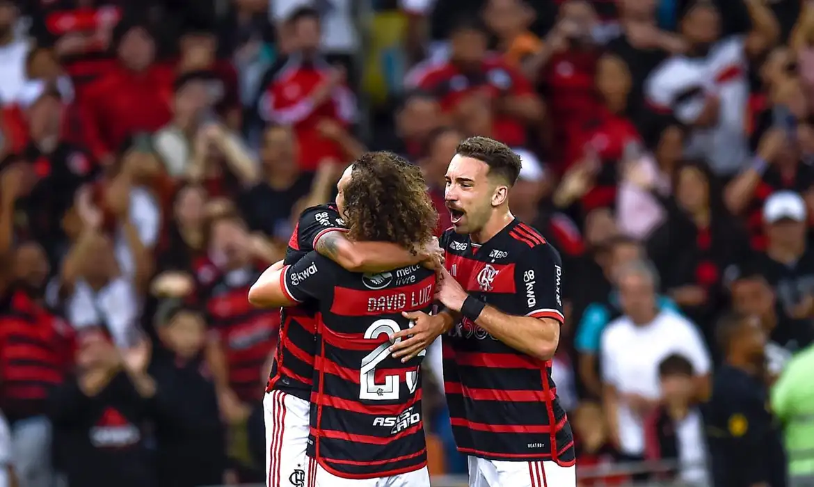 Flamengo derrota Cruzeiro para se isolar na ponta do Brasileiro