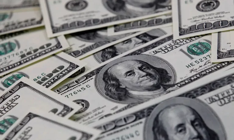 Dólar fecha a R$ 5,60 com apagão cibernético e eleições americanas