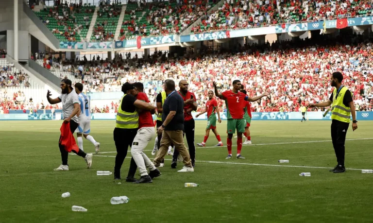 Organizadores dos Jogos investigam invasão de campo no futebol