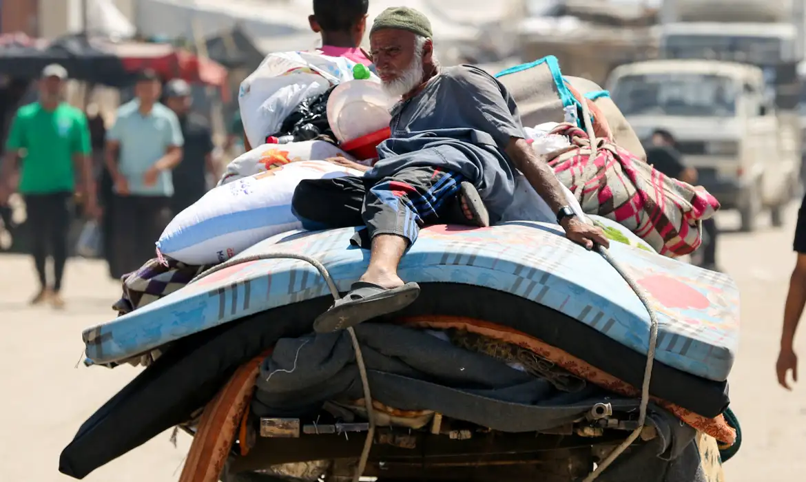 Novos ataques de Israel levam milhares de palestinos a fugir de Rafah