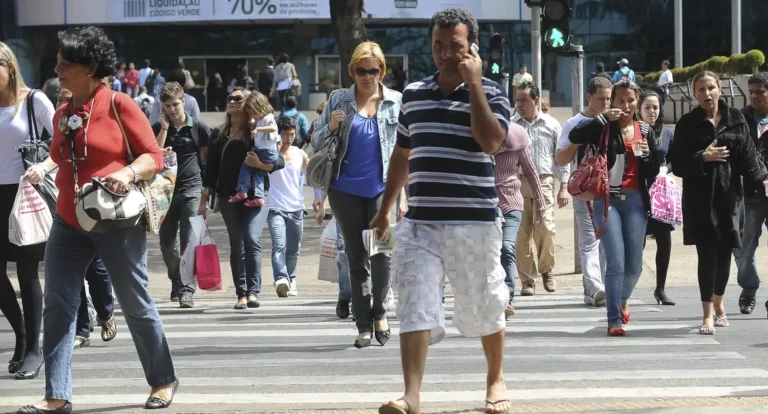 Desemprego cai para 6,9%, menor índice do trimestre desde 2014