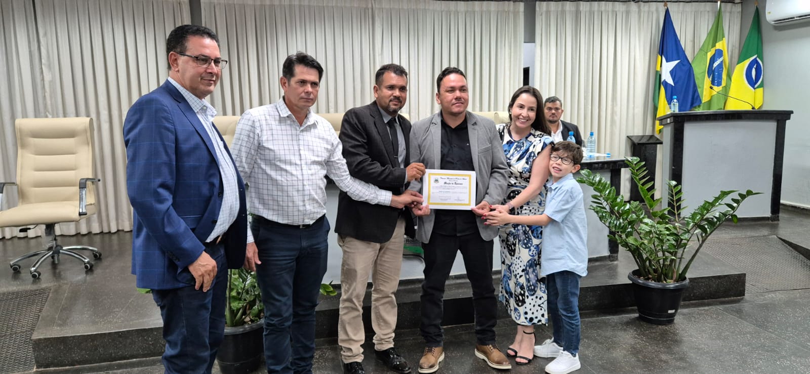 População lota plenário da Câmara de Rolim de Moura para Prestigiar Moção de Aplausos a Thiago Moreira e Dyone de Oliveira