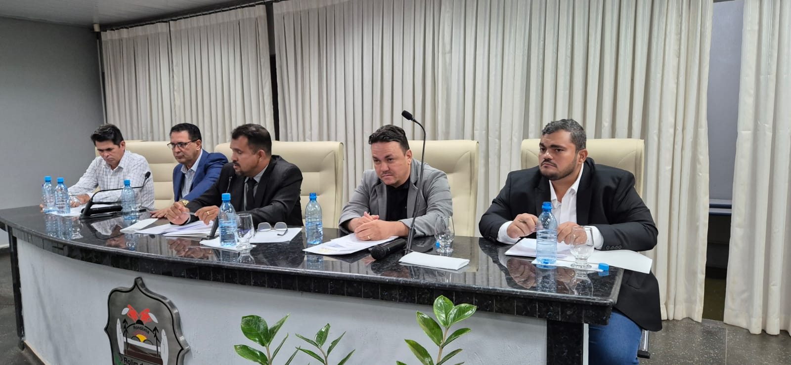 População lota plenário da Câmara de Rolim de Moura para Prestigiar Moção de Aplausos a Thiago Moreira e Dyone de Oliveira