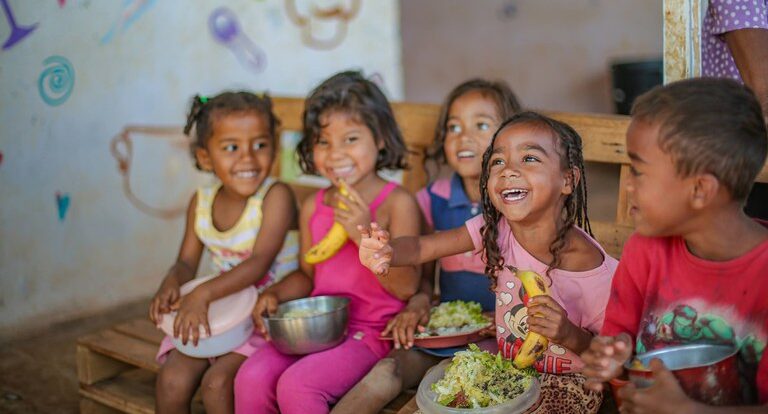 Do campo ao prato: os elos do PAA no combate à fome no Brasil