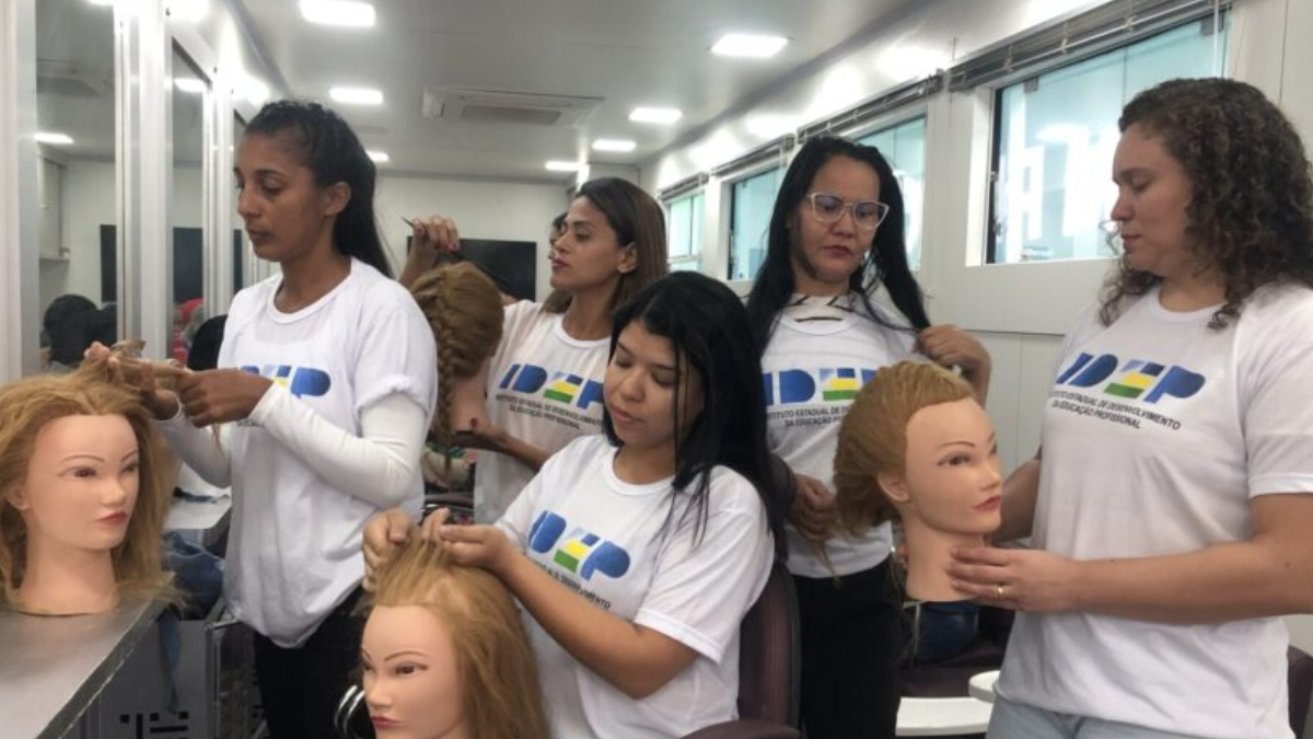 Alunas da Escola Móvel de Imagem Pessoal do Idep atendem durante ação  realizada nesta sexta-feira,