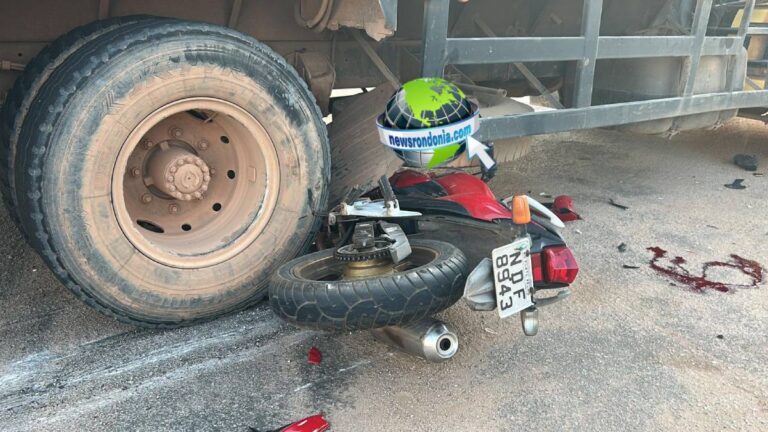 IMPRESSIONANTE: Motociclista vai parar embaixo de caminhão em acidente na Imigrantes - News Rondônia