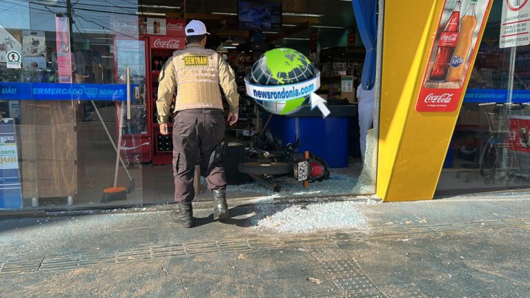Moto vai parar dentro de mercado após colisão com carro na Calama