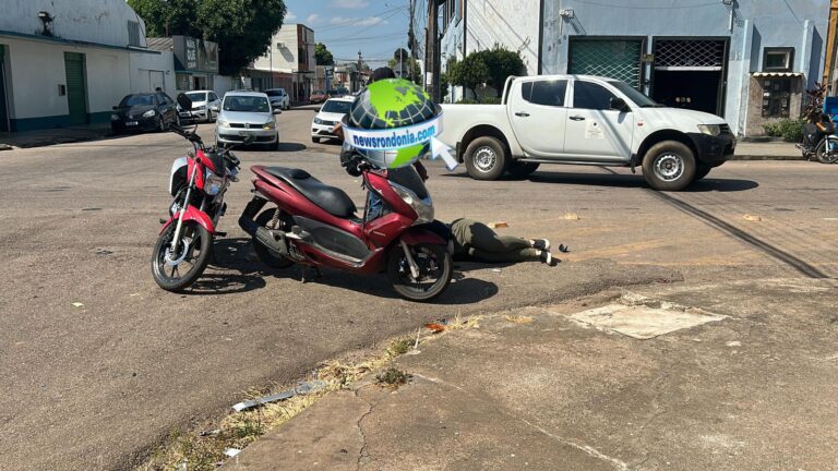 Táxi invade cruzamento e deixa motociclista desacordada no centro