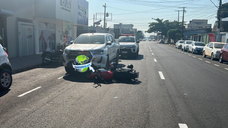 Moto aplicativo e passageira ficam feridos em acidente com Hilux no centro