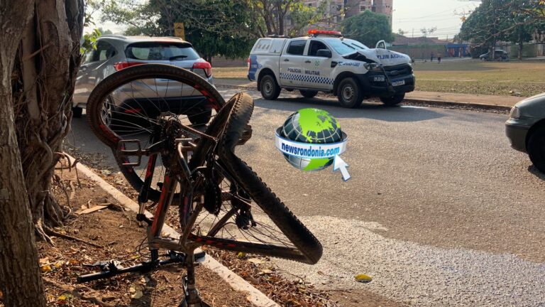 Viatura da PM bate em árvore durante perseguição a ladrão de celular