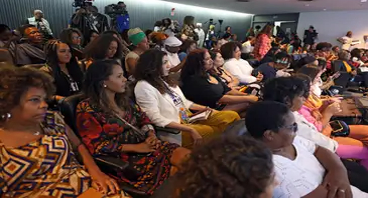 Comunicação pública deve ser plural, pautar o racismo e focar no povo