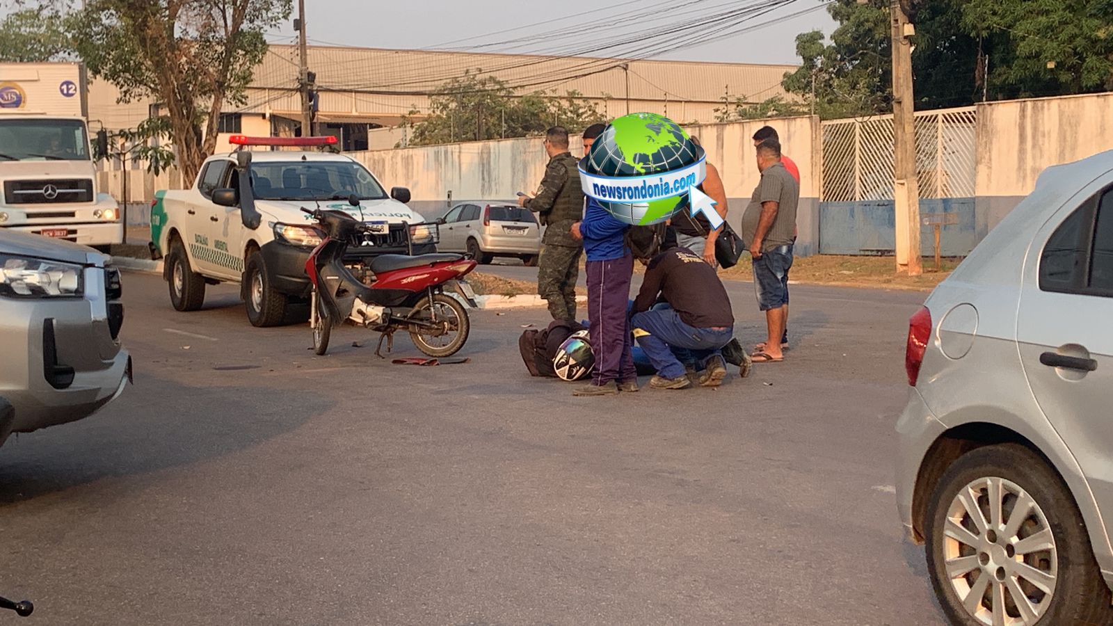 Motociclista sofre grave acidente com caminhonete na Rio Madeira