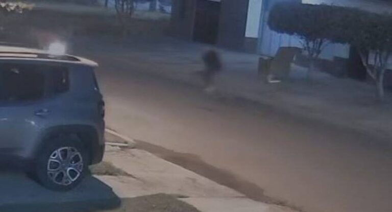 Vizinhos de mulher que teve bolsa roubada perseguem ladrão, que abandona o objeto na rua, em Vilhena