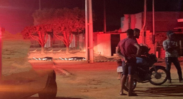 Mulher é morta com golpes de canivete em bar; acusado do crime é preso pela PM