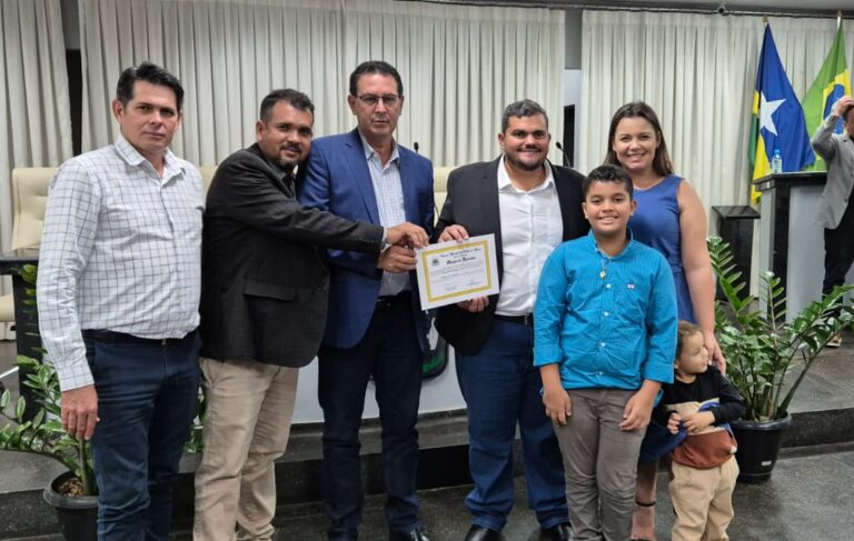 População lota plenário da Câmara de Rolim de Moura para Prestigiar Moção de Aplausos a Thiago Moreira e Dyone de Oliveira