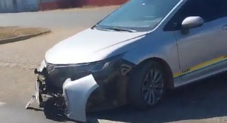 Colisão entre carreta e táxi danifica frente do veículo na BR-364