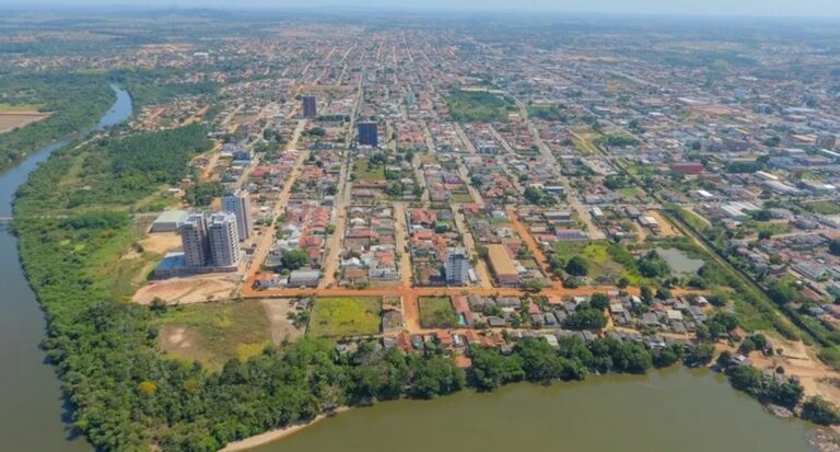 Confúcio Moura atende Cláudia de Jesus e paga emenda para creche de Ji-Paraná