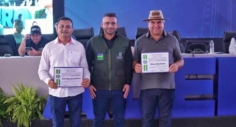 Deputado Ribeiro do Sinpol entrega votos de louvor a servidor público e produtor rural