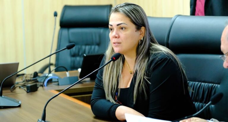 Cláudia de Jesus pede equiparação do auxílio alimentação para servidores da Saúde e Educação
