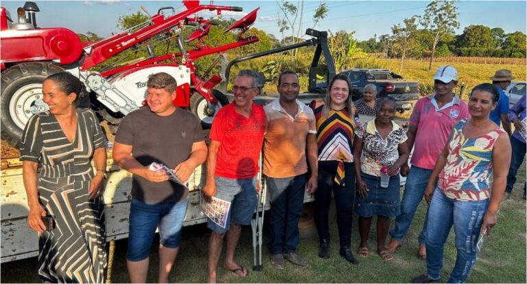 Cláudia de Jesus prestigia entrega de equipamentos agrícolas para Teixeirópolis