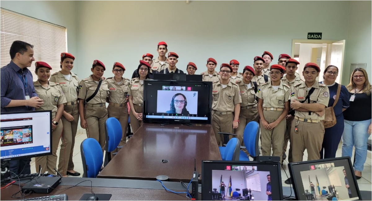 Justiça do Trabalho de Portas Abertas: VT de Guajará-Mirim recebe estudantes da Escola Estadual Tiradentes da Polícia Militar