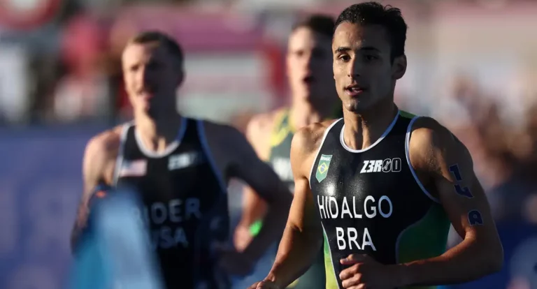 Brasil termina em 8º lugar no revezamento misto do triatlo em Paris