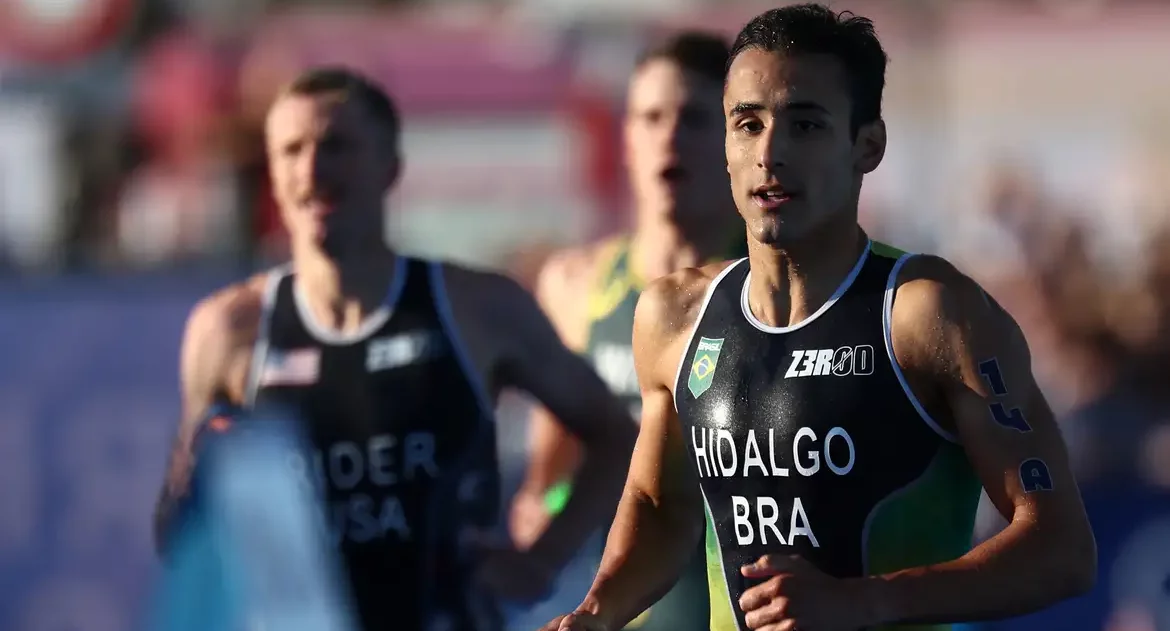 Brasil termina em 8º lugar no revezamento misto do triatlo em Paris
