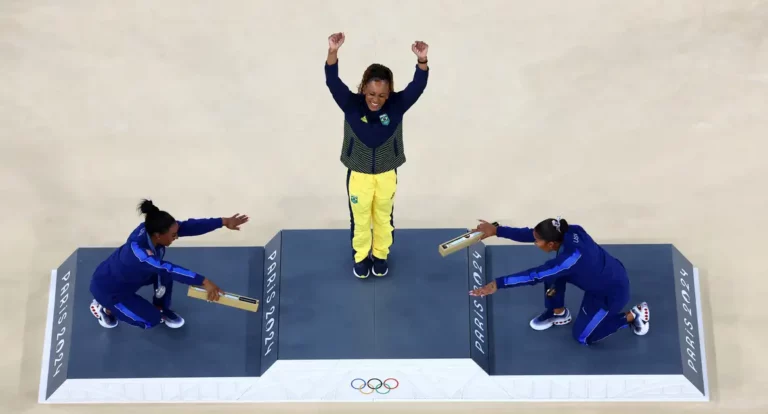Rebeca é ouro no solo e vira maior medalhista olímpica do Brasil