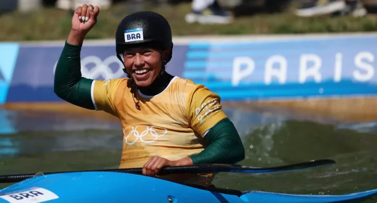 Ana Sátila se classifica para a semifinal no caiaque cross