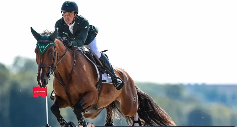 Stephan Barcha é quinto no concurso de saltos do hipismo em Paris