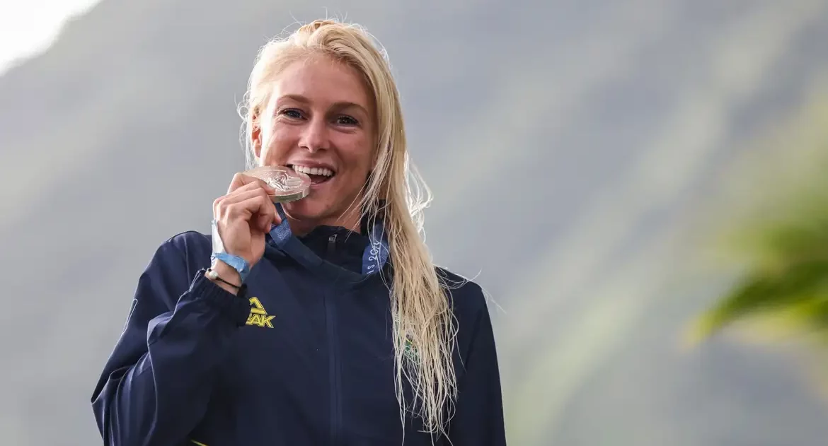 Jogos de Paris: Tati Weston-Webb fica com prata no surfe feminino