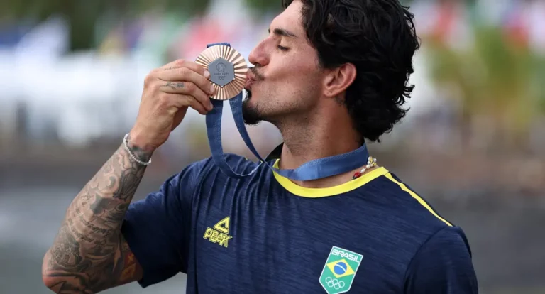 Gabriel Medina garante bronze para o Brasil no surfe masculino