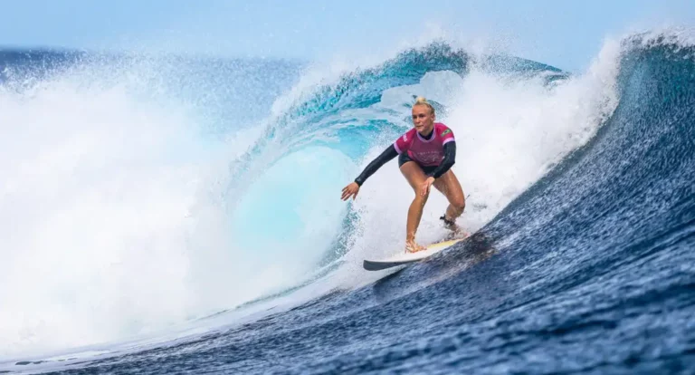 Tati Weston-Webb garante ao menos a prata para o Brasil no surfe