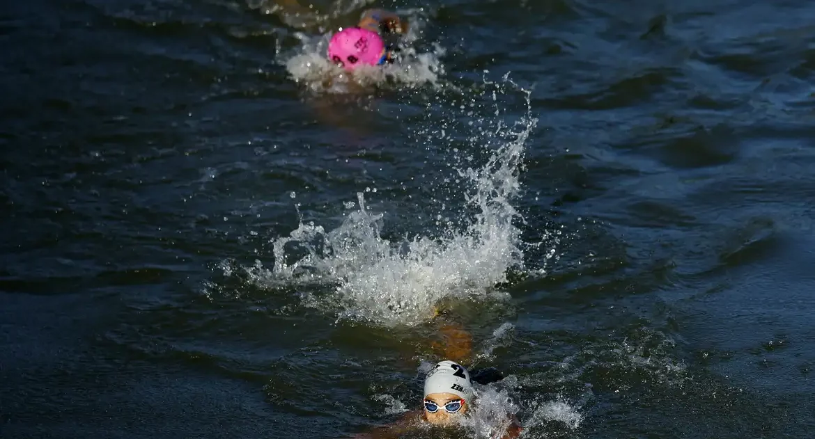 Treino da maratona aquática é cancelado devido à poluição do rio Sena