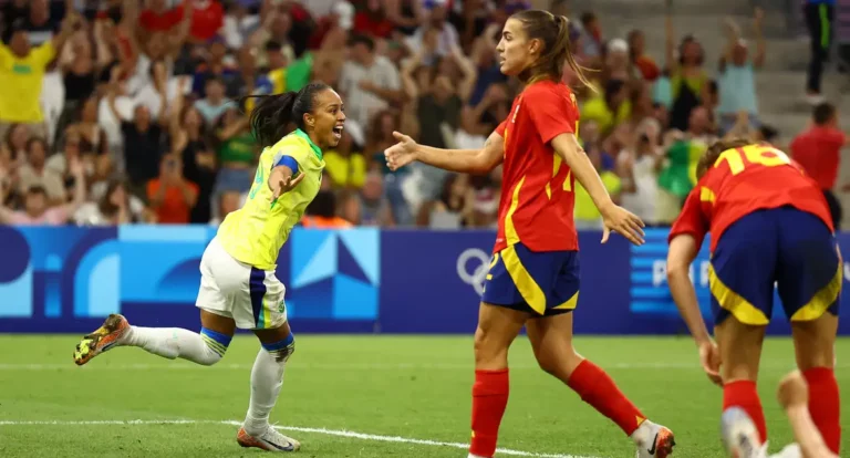 Brasil derrota Espanha e garante lugar na final do futebol feminino
