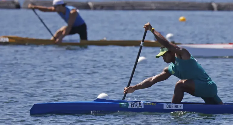 Isaquias Queiroz avança direto à semifinal da canoa individual