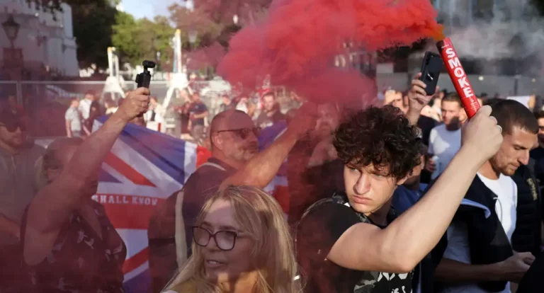 Mais de 100 são detidos na Inglaterra, em protestos anti-imigração