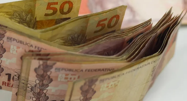 Brasileiros ainda não sacaram R$ 8,5 bilhões de valores a receber