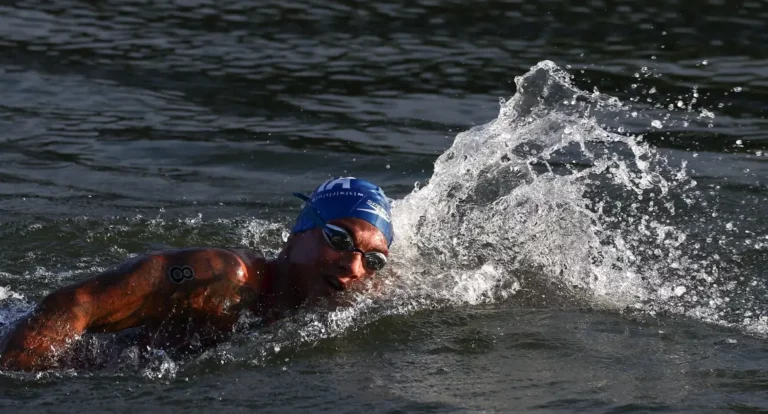 Ana Marcela Cunha briga, mas termina em 4º lugar na maratona aquática