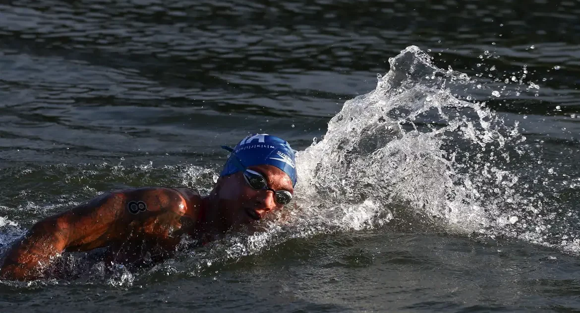 Ana Marcela Cunha briga, mas termina em 4º lugar na maratona aquática