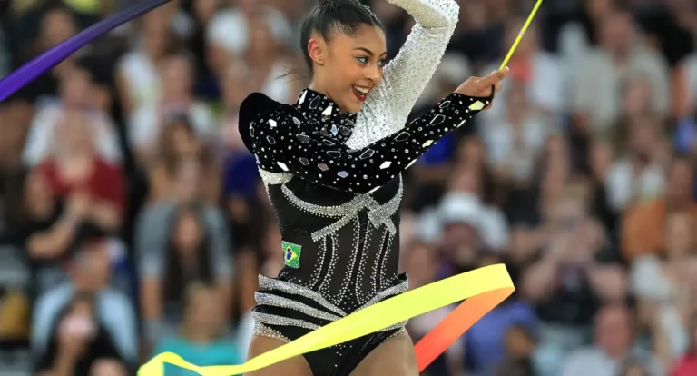Ginástica rítmica: Bárbara Domingos põe Brasil em 1ª final individual