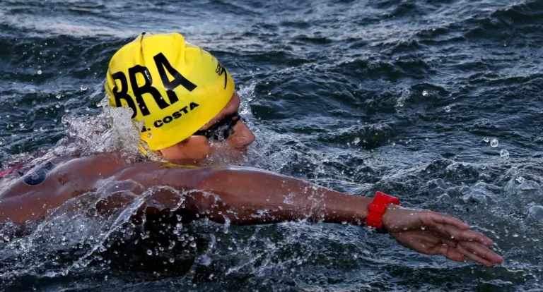 Guilherme "Cachorrão" estreia na maratona aquática, mas abandona prova